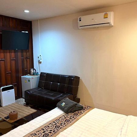 Binlar Guesthouse Ayutthaya Bagian luar foto