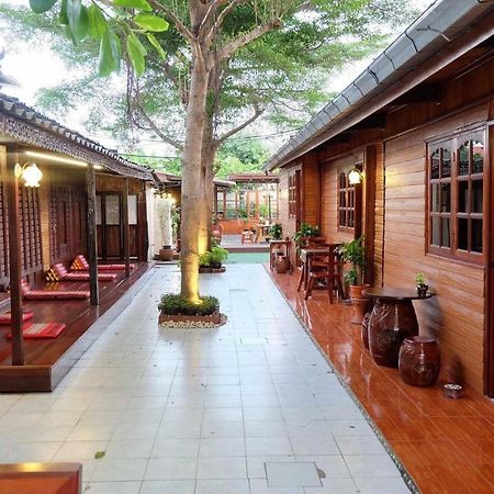 Binlar Guesthouse Ayutthaya Bagian luar foto