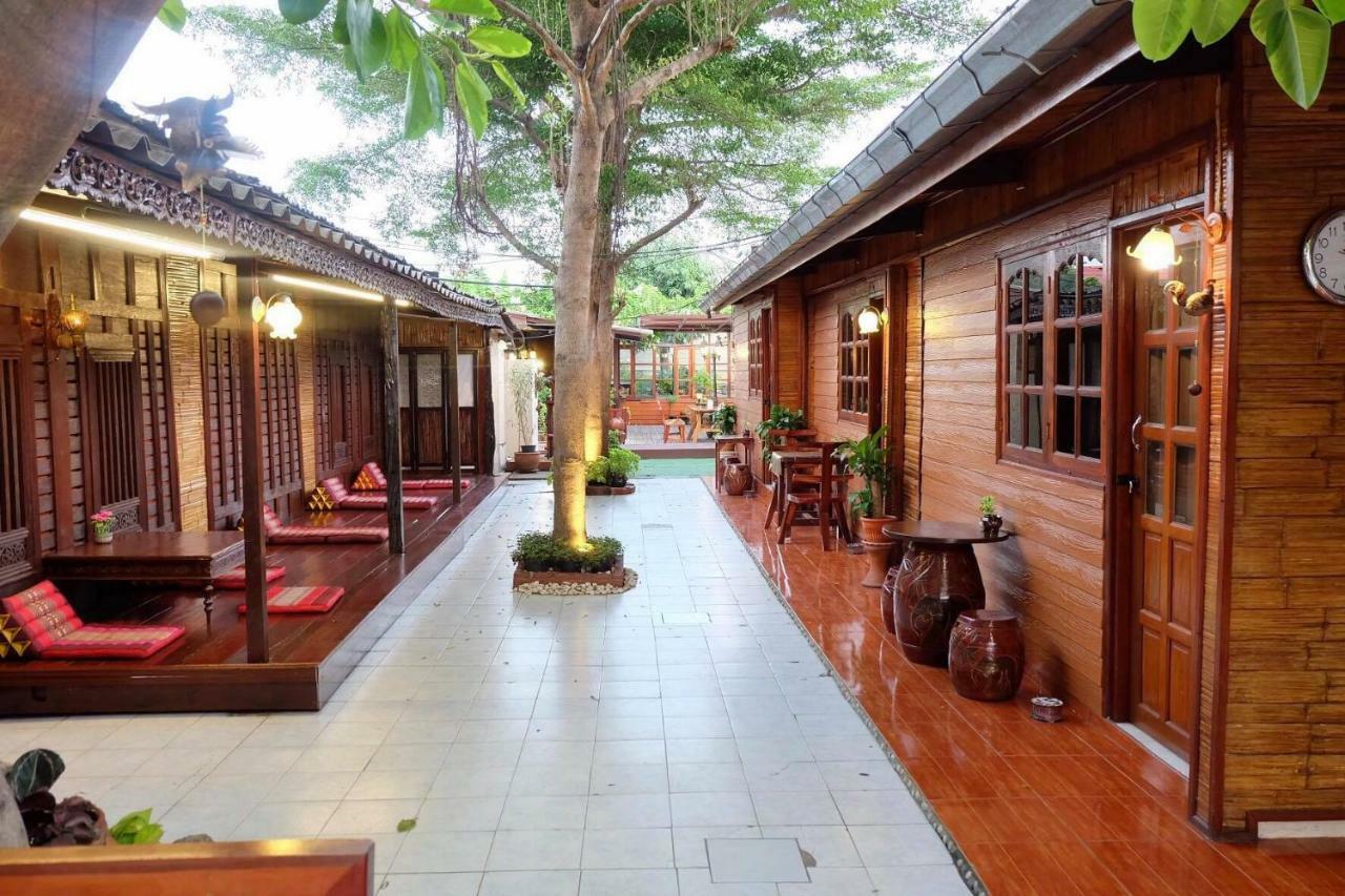 Binlar Guesthouse Ayutthaya Bagian luar foto